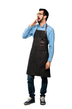 Adam tam uzunlukta atış esneme ve izole beyaz arka plan üzerinde el ile geniş açık ağız kapsayan önlük ile