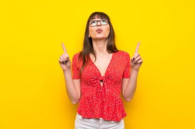 Genç kadın şaşırttı ve yukarı dönük sarı duvarın üzerinden