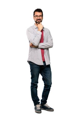 Gözlüklü ve izole beyaz arka plan üzerinde mutlu sakallı yakışıklı adam tam uzunlukta atış