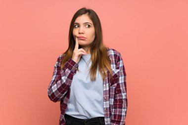 Genç kız pembe duvar Looking ön yüzünden