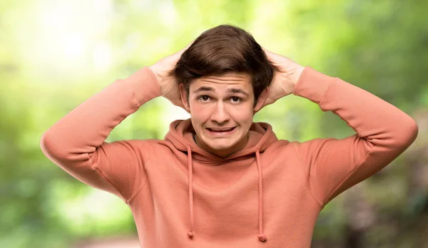 Adolescente Hombre Con Sudadera Frustrado Toma Las Manos Cabeza Aire —  Fotos de Stock