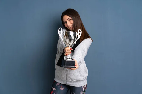 Giovane Donna Sportiva Possesso Trofeo — Foto Stock