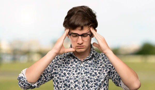 Mężczyzna Nastolatek Kwiat Koszuli Okularach Bólem Głowy Zewnątrz — Zdjęcie stockowe