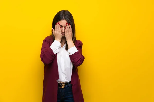 Junge Frau Über Gelbe Wand Mit Müdem Und Krankem Gesichtsausdruck — Stockfoto