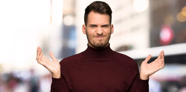 Uomo Con Maglione Dolcevita Infelice Perché Non Capisce Qualcosa Città — Foto Stock