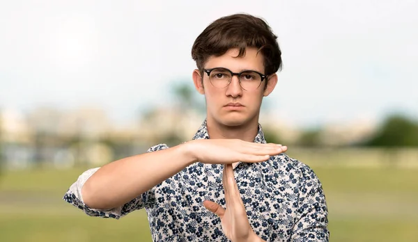 Teenager Mann Mit Blumenhemd Und Brille Macht Auszeit Freien — Stockfoto