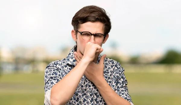 Genç Adam Çiçek Gömlek Gözlük Ile Öksürük Acı Açık Havada — Stok fotoğraf
