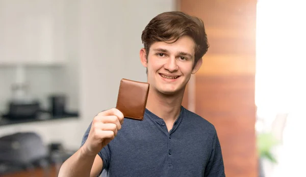 Tiener Man Met Een Portefeuille Binnenshuis — Stockfoto