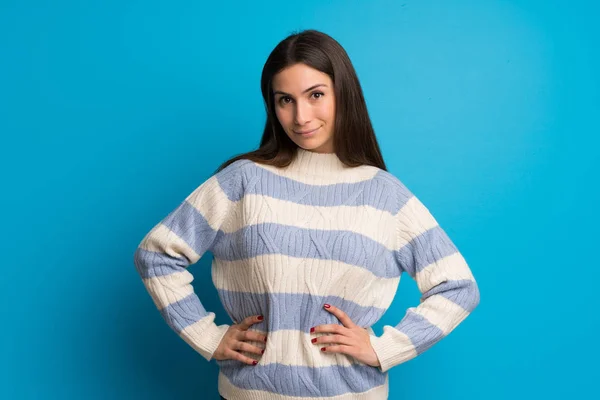 Young Woman Blue Wall Posing Arms Hip Laughing Looking Front — Stock Photo, Image