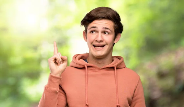 Adolescente Homem Com Camisola Com Intenção Realizar Solução Levantar Dedo — Fotografia de Stock