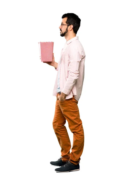 Schöner Mann mit Bart, der Popcorn isst — Stockfoto