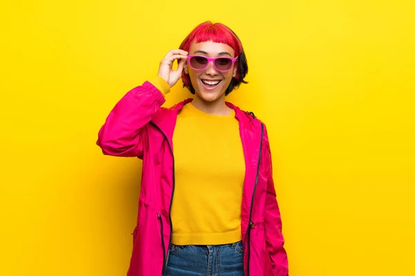 Gözlüklü Sürpriz Sarı Duvarın Üzerinden Pembe Saçlı Genç Kadın — Stok fotoğraf