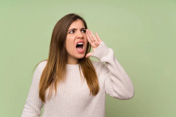 Junges Mädchen Mit Weißem Pullover Schreit Mit Weit Geöffnetem Mund — Stockfoto