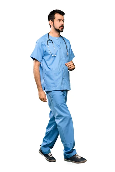 Cirurgião médico homem andando — Fotografia de Stock