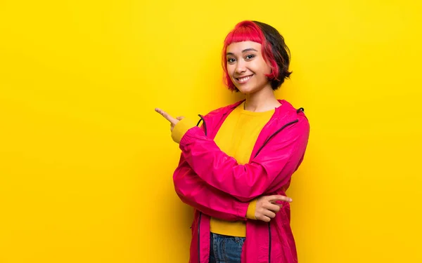 Mujer Joven Con Pelo Rosa Sobre Pared Amarilla Señalando Dedo — Foto de Stock