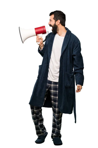 Homme Avec Barbe Pyjama Criant Travers Mégaphone Sur Fond Blanc — Photo