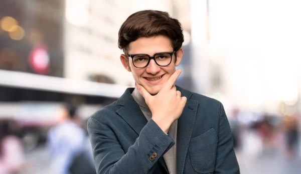 Adolescente Homem Com Gola Alta Com Óculos Sorrindo Livre — Fotografia de Stock