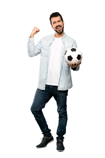 Hombre guapo con barba sosteniendo una pelota de fútbol — Foto de Stock
