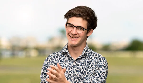 Teenager Man Flower Shirt Glasses Applauding Presentation Conference Outdoors — Stock Photo, Image