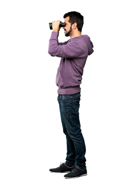 Hombre guapo con sudadera con prismáticos — Foto de Stock