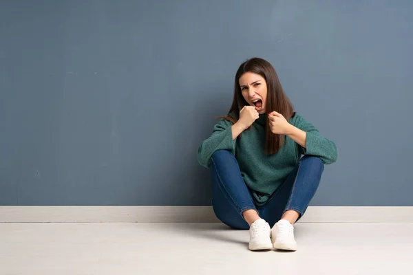 Junge Frau Sitzt Frustriert Auf Dem Boden — Stockfoto