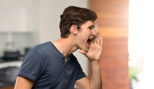 Adolescente Homem Gritando Com Boca Bem Aberta Para Lateral Ambientes — Fotografia de Stock