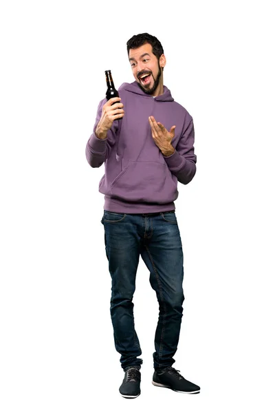 Knappe man met sweatshirt bier drinken — Stockfoto