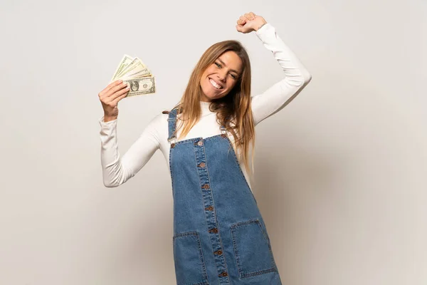 Hermosa Mujer Sobre Pared Blanca Aislada Tomando Montón Dinero —  Fotos de Stock