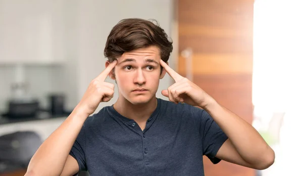 Nastolatek Mężczyzna Mając Wątpliwości Myślenia Pomieszczeniu — Zdjęcie stockowe