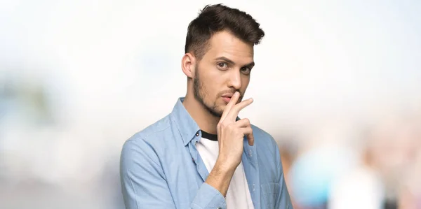 Hombre Guapo Mostrando Gesto Silencio Poniendo Dedo Boca Aire Libre — Foto de Stock