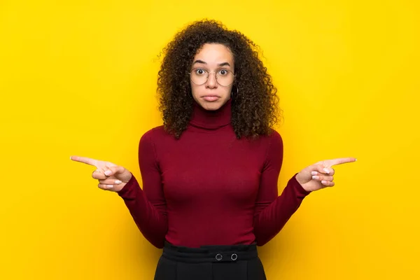 Mujer Dominicana Con Suéter Cuello Alto Señalando Los Laterales Que —  Fotos de Stock