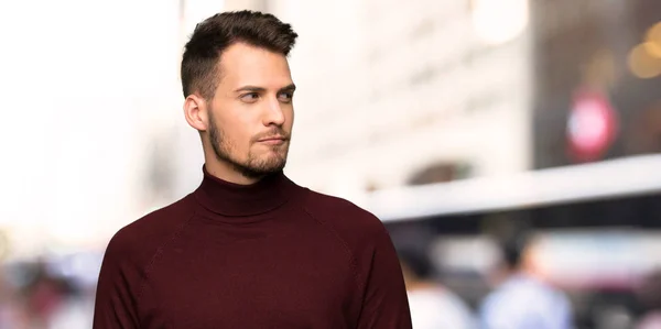 Homem Com Camisola Gola Alta Com Expressão Facial Confusa Enquanto — Fotografia de Stock