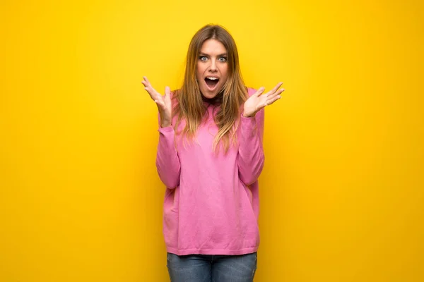 Mulher Com Suéter Rosa Sobre Parede Amarela Com Expressão Facial — Fotografia de Stock