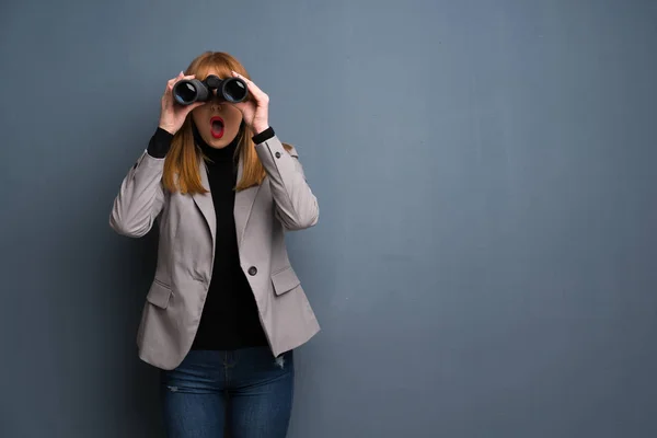 Rothaarige Geschäftsfrau Und Blickt Mit Fernglas Die Ferne — Stockfoto