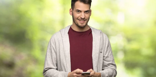 Mann Mit Sweatshirt Sendet Eine Nachricht Mit Dem Handy Einem — Stockfoto