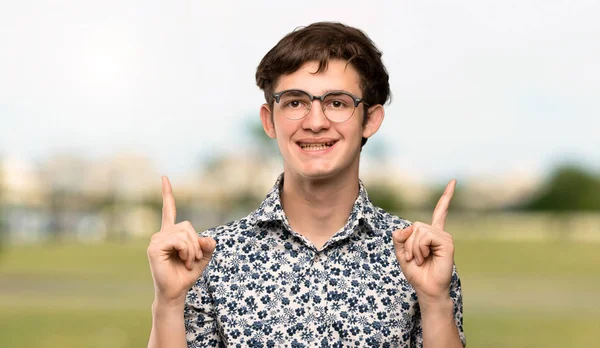 Tonåringen Mannen Med Blomman Skjorta Och Glasögon Peka Med Pekfingret — Stockfoto