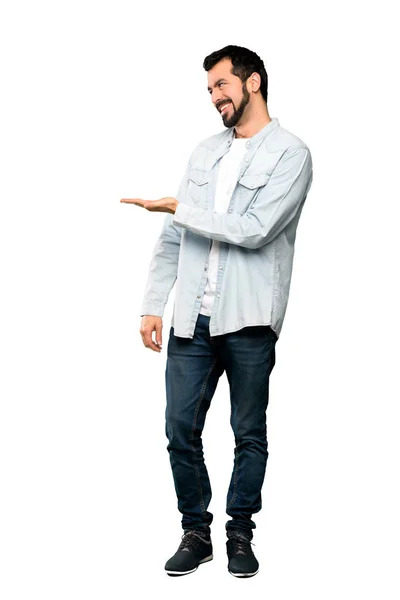 Tiro Completo Homem Bonito Com Barba Apresentando Uma Ideia Enquanto — Fotografia de Stock