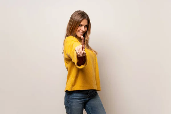 Frau Mit Gelbem Pullover Über Isolierter Wand Zeigt Und Hebt — Stockfoto