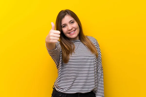 Chica Joven Sobre Pared Amarilla Con Los Pulgares Hacia Arriba — Foto de Stock