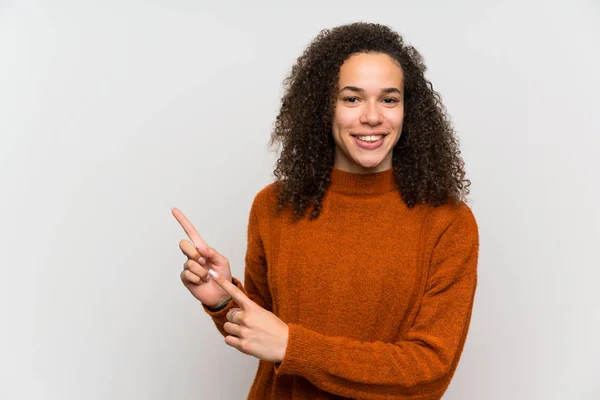 Mujer Dominicana Sobre Pared Blanca Aislada Apuntando Con Dedo Hacia —  Fotos de Stock