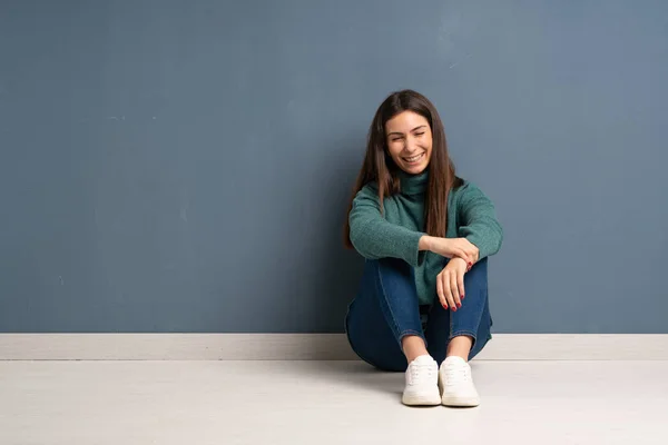 Jovem Mulher Sentada Chão Sorrindo Muito — Fotografia de Stock