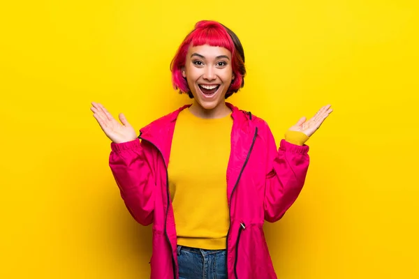 Giovane Donna Con Capelli Rosa Sopra Parete Gialla Con Espressione — Foto Stock