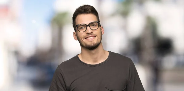 Homem Com Camisa Preta Com Óculos Feliz Livre — Fotografia de Stock