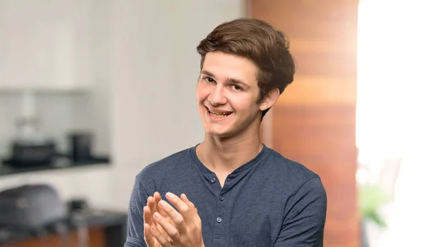 Adolescent Homme Applaudissant Après Présentation Dans Une Conférence Intérieur — Photo