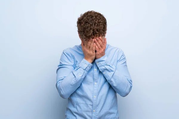 Homem Loiro Sobre Parede Azul Com Expressão Cansada Doente — Fotografia de Stock