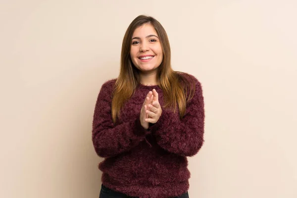 Jovem Aplaudindo Após Apresentação Uma Conferência — Fotografia de Stock