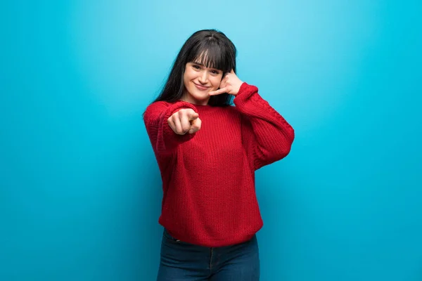 Vrouw Met Rode Trui Blauwe Muur Telefoon Gebaar Maken Wijzen — Stockfoto