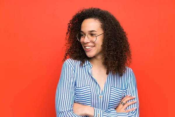 Mujer Dominicana Sobre Muro Rojo Riendo —  Fotos de Stock