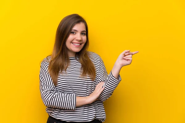 Młoda Dziewczyna Nad Żółte Ściany Palcem Wskazującym Bok — Zdjęcie stockowe