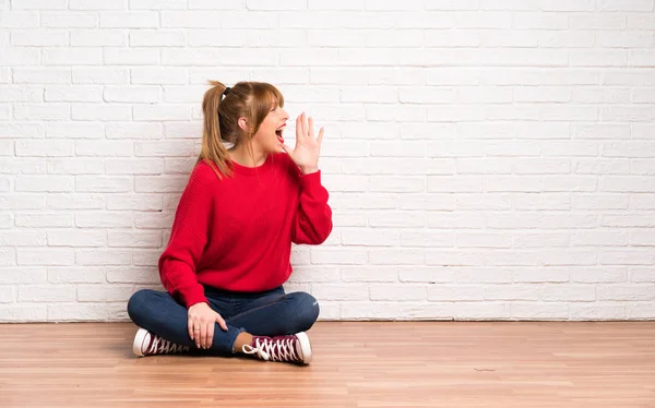 Rothaarige Frau Sitzt Auf Dem Boden Und Schreit Mit Weit — Stockfoto